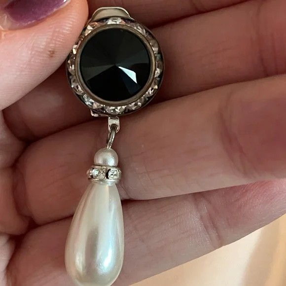 Vintage Clip On Earrings - Picture 2 of 8